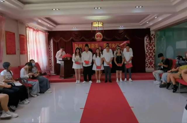 隆化县民政局婚姻登记服务中心举办七夕集体颁证活动 提升婚姻服务质量